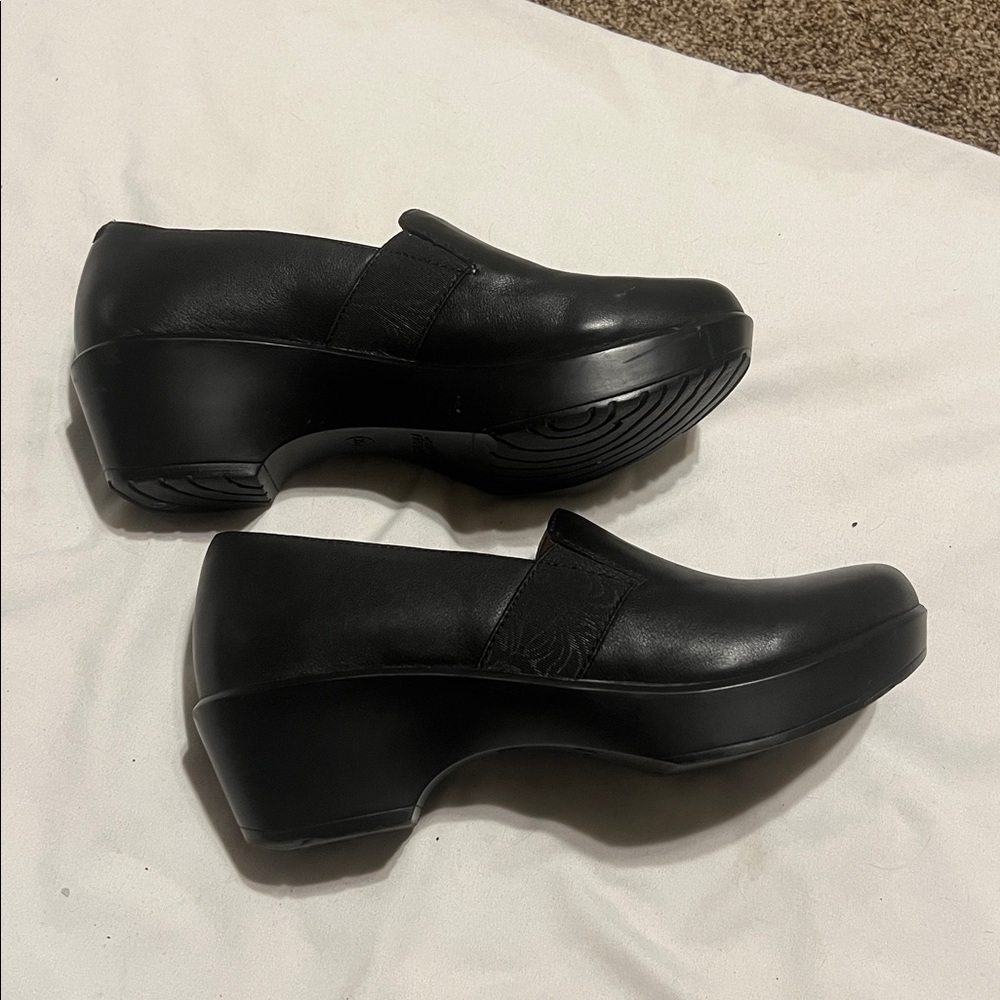 Dansko women’s black leather clogs - Picture 3 of 7